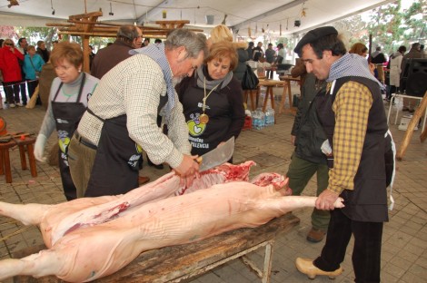 Yolanda Llorente, mondonguera mayor, supervisa la labor del destace del cerdo