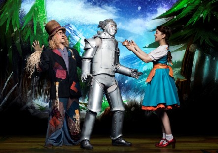 Actores del musical El Mago de Oz, durante la representación