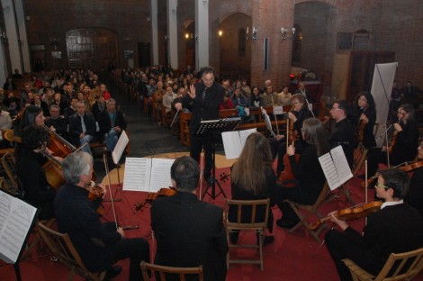 Félix Ángel del Barrio Peña dirige a los instrumentistas de cuerda en el concierto de ayer
