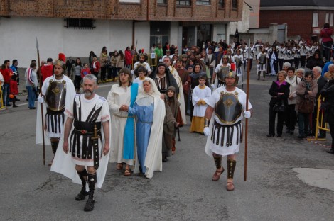 Los participantes en la representación se dirigen a la iglesia de San Juan, custodiados por los soldados.