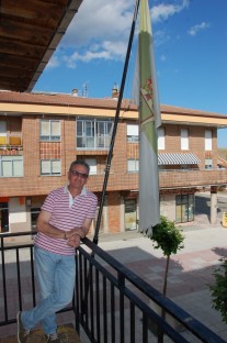 Manuel Maza, asomado al balcón de la Casa Consistorial