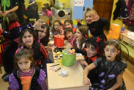 Numerosos niños posan disfrazados tras el taller celebrado el pasado sábado