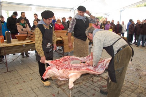 Los profesionales trabajan en el despiece del cerdo, en la fiesta del año pasado