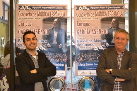 Manuel Dos Santos y Eduardo Margareto posan delante del cartel anunciador del concierto
