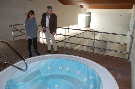El alcalde, Juan Jesús Blanco, y la concejala Yolanda Miguel comprueban el pasado domingo las instalaciones del spa.