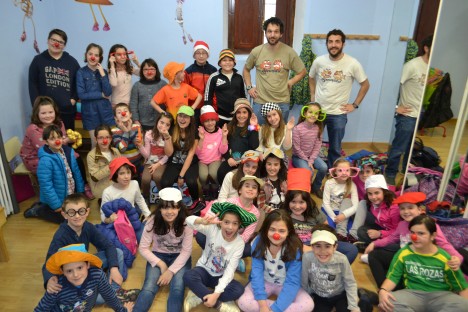 Los participantes en el taller infantil posan con su caracterización