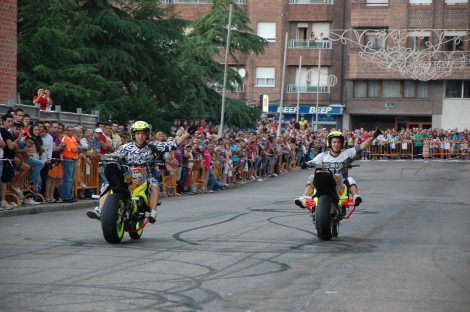 Los acróbatas Jaque Stunt y Nelson Pina conducen sus motos de espaldas al manillar