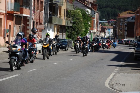 Los participantes avanzan por la avenida de Asturias
