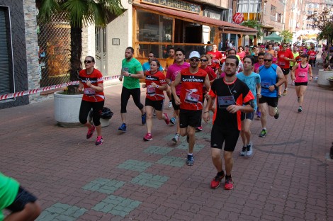 Participantes en la carrera avanzan por las calles de Guardo