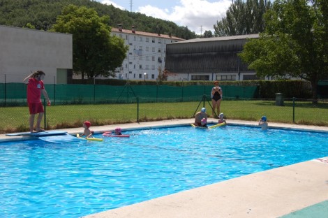 Algunos usuarios se bañan en la piscina de verano el pasado jueves