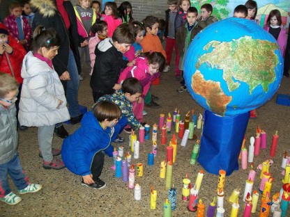 Los niños en Las Rozas ponen velas de cartulina