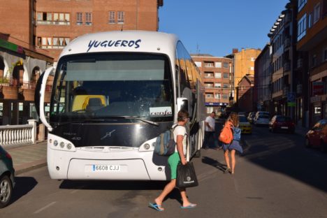 Viajeros se apean en la avenida Castilla y León de Guardo, cerca del apeadero de Feve