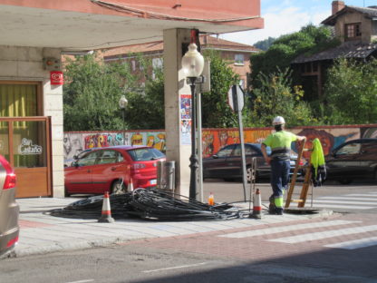 obras-de-instalacion-de-la-fibra-optica-en-el-cruce-de-la-avenida-castilla-y-leon-con-rio-chico